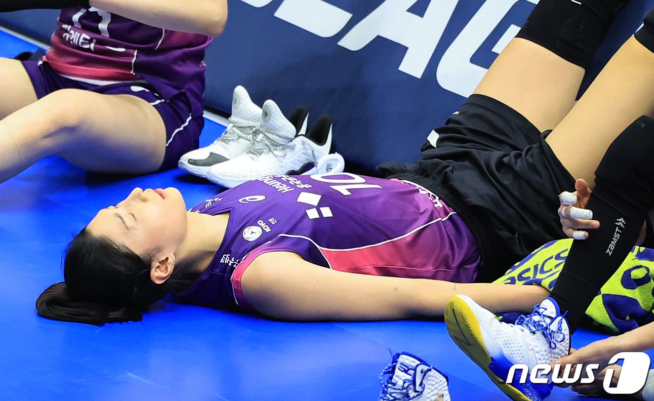 본문 이미지 - 28일 오후 경기 수원시 장안구 수원실내체육관에서 열린 프로배구 ‘도드람 2023~2024 V리그’ 여자부 챔피언결정전 1차전 흥국생명과 현대건설의 경기, 세트 스코어 2대3으로 역전패 당한 흥국생명 김연경이 경기 후 아쉬운 표정을 지으며 스트레칭을 하고 있다. 2024.3.28/뉴스1 ⓒ News1 김진환 기자