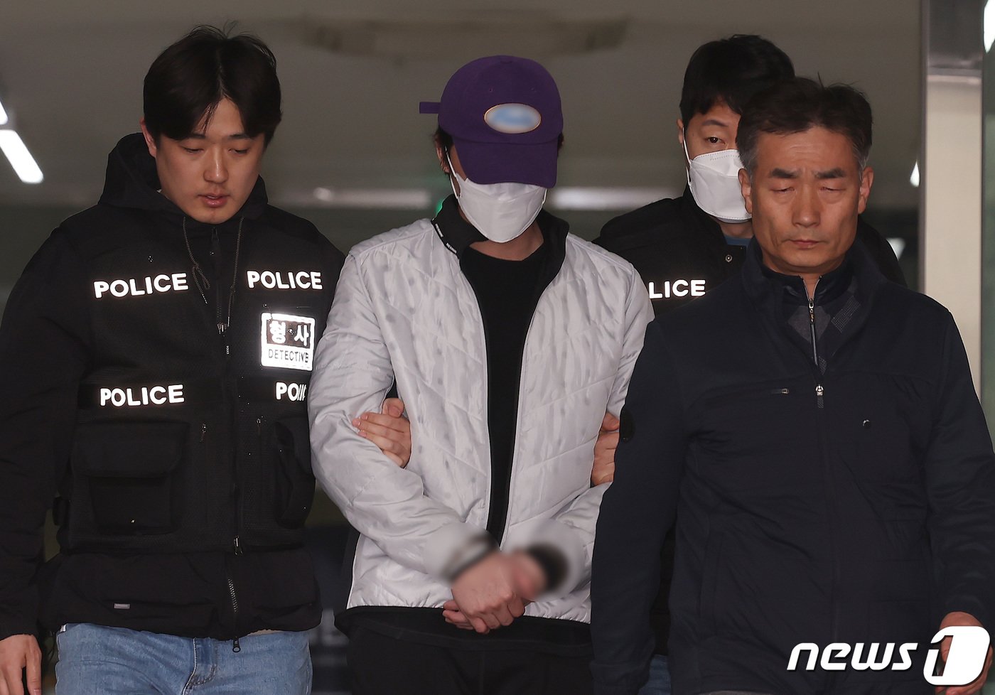 본문 이미지 - 마약 투약 혐의로 체포된 전직 프로야구 선수 오재원 씨가 29일 오전 서울강남경찰서에서 서울중앙지검으로 송치되고 있다. 2024.3.29/뉴스1 ⓒ News1 김민지 기자