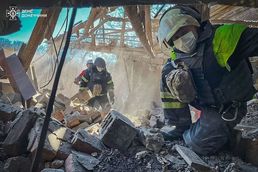 [사진] 러 포격에 파괴된 주택 수색하는 우크라 구조대원