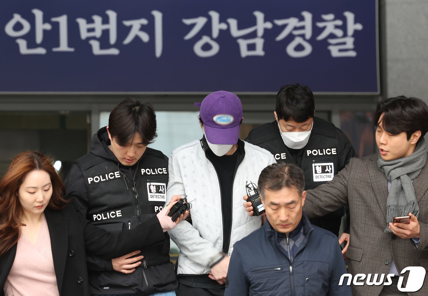 본문 이미지 - 마약 투약 혐의로 체포된 전직 프로야구 선수 오재원 씨가 지난 3월 29일 오전 서울강남경찰서에서 서울중앙지검으로 송치되고 있다. /뉴스1 ⓒ News1 김민지 기자