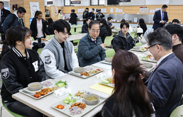 한덕수 총리, 학생들과 '천원의 아침밥'