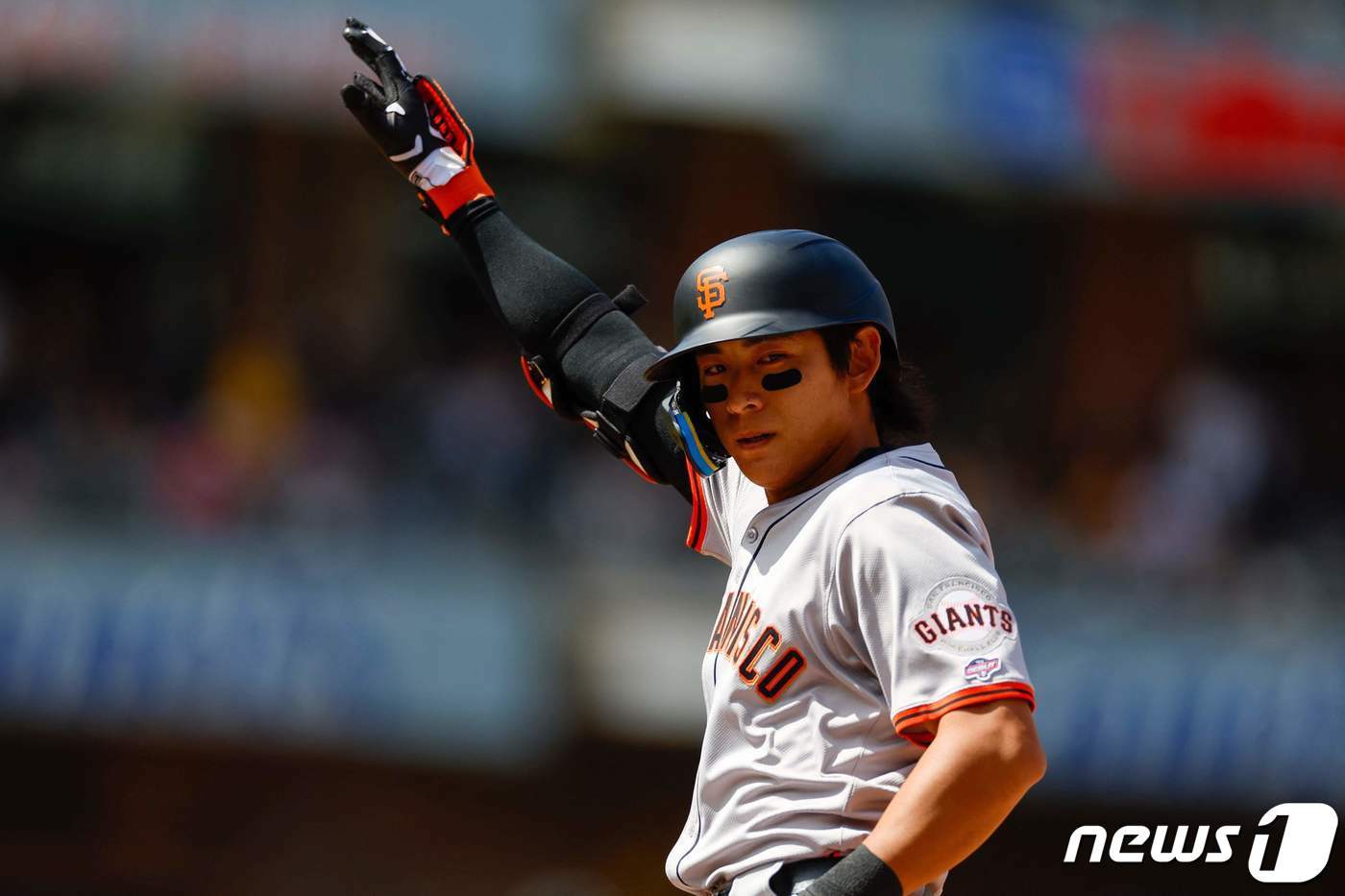 본문 이미지 - 이정후가 29일 오전(한국시간) 미국 캘리포니아주 샌디에이고 펫코 파크에서 열린 샌프란시스코 자이언츠와 샌디에이고 파드리스의 MLB개막전 경기, 5회초 2사 상황에서 안타를 치고 기뻐하고 있다. ⓒ AFP=뉴스1 ⓒ News1 김도우 기자