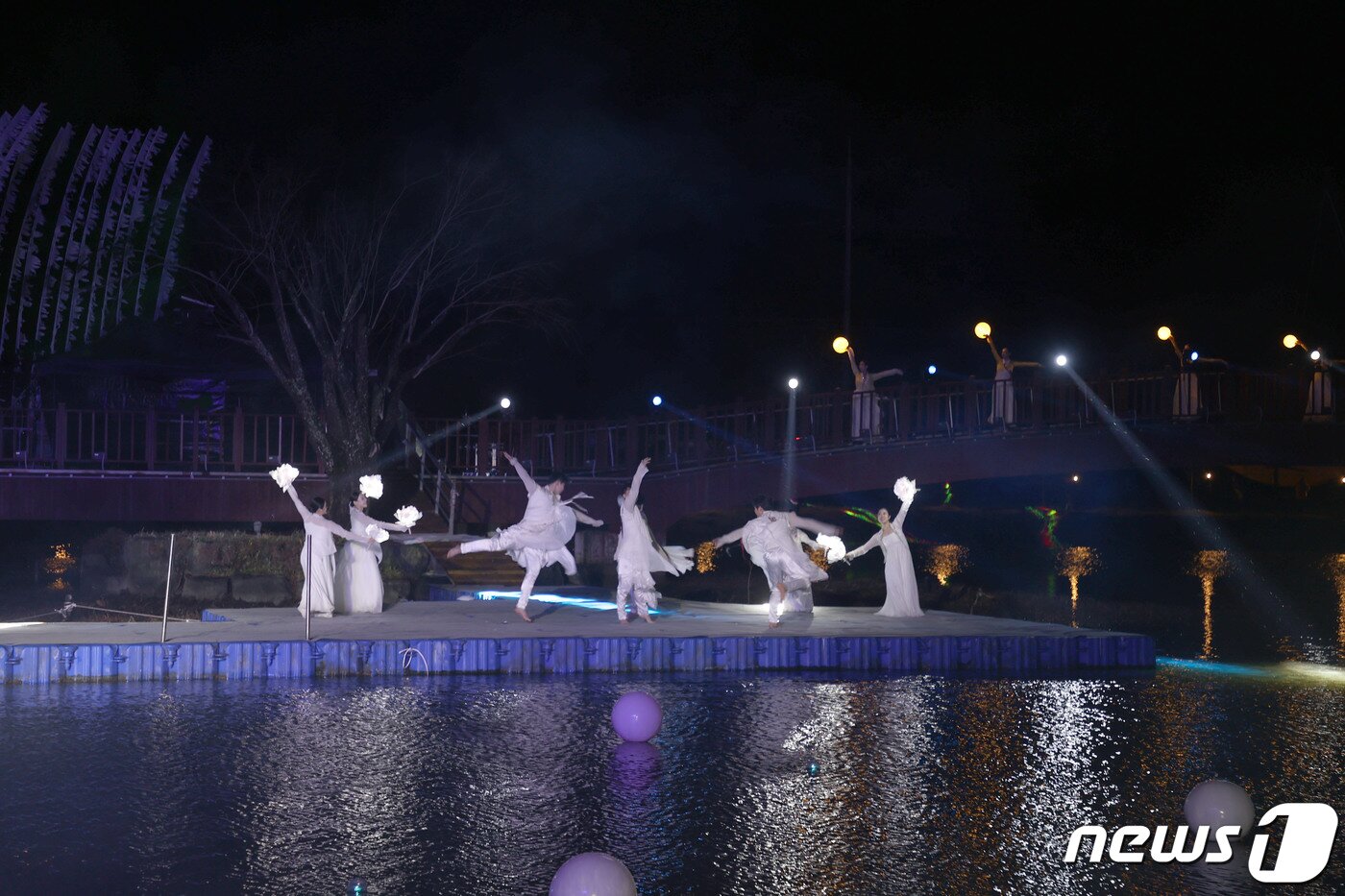 본문 이미지 - 2024 영암왕인문화축제 상대포역사공원 실경산수공연 '월인천강' (영암군 제공)/뉴스1 