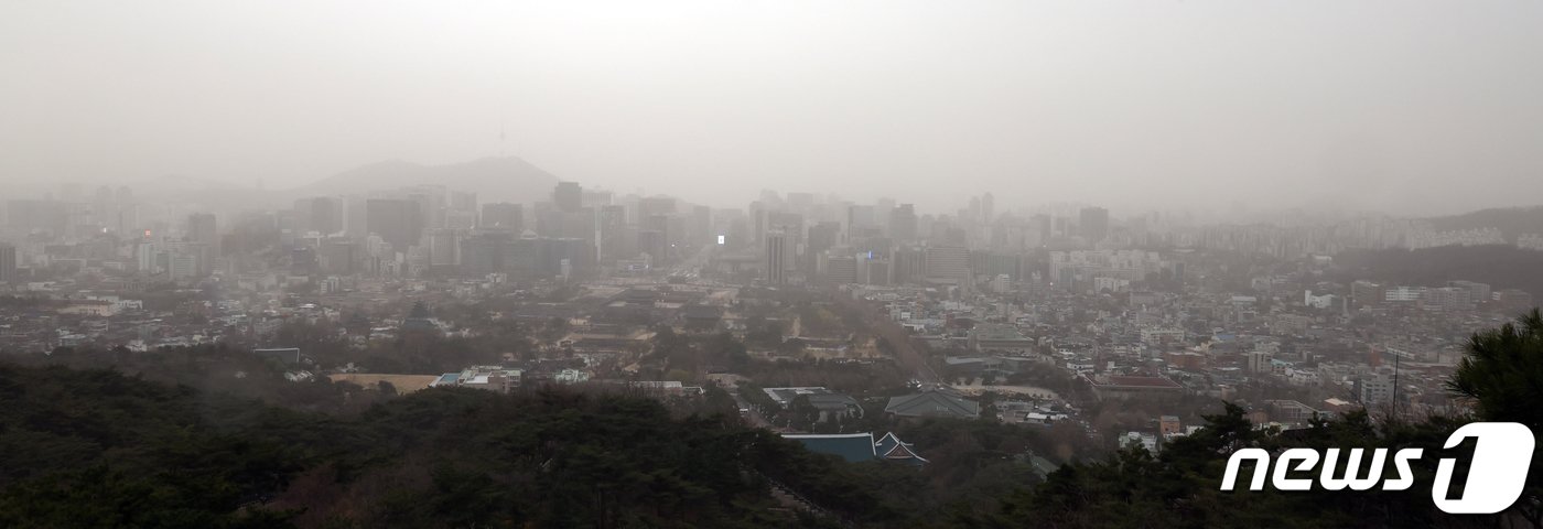 올 봄 최악의 미세먼지 농도를 보인 29일 오전 서울 도심이 뿌옇다. 2024.3.29/뉴스1 ⓒ News1 김명섭 기자