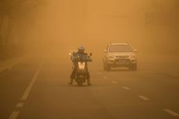 [사진] 오렌지 빛 황사 속 오토바이 타는 中 내몽골 주민