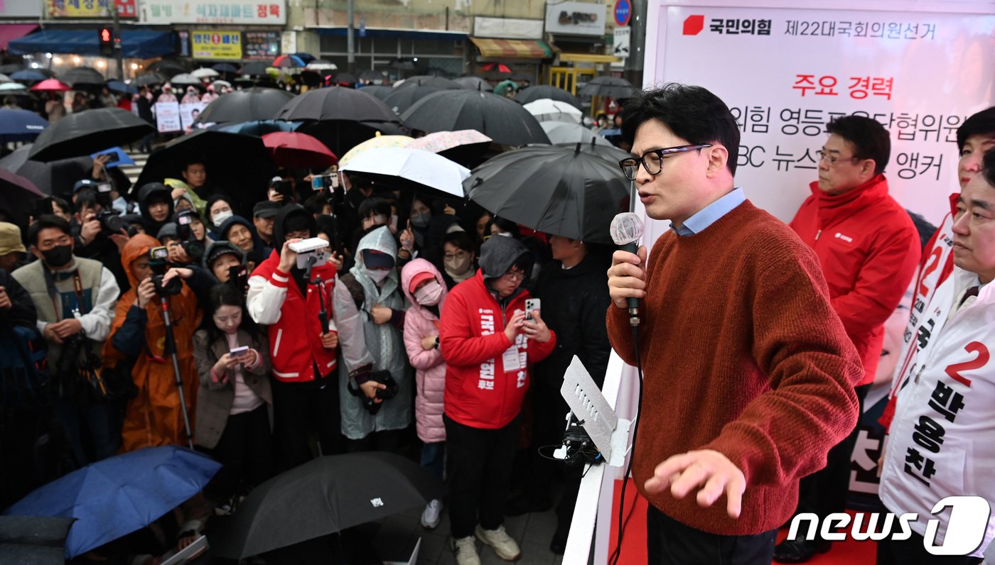 한동훈 국민의힘 비상대책위원장 겸 총괄선거대책위원장이 29일 오전 서울 영등포구 영진시장삼거리에서 김영주&#40;영등포갑&#41;, 박용찬&#40;영등포을&#41; 후보 지원유세를 하고 있다. &#40;공동취재&#41; 2024.3.29/뉴스1 ⓒ News1 구윤성 기자