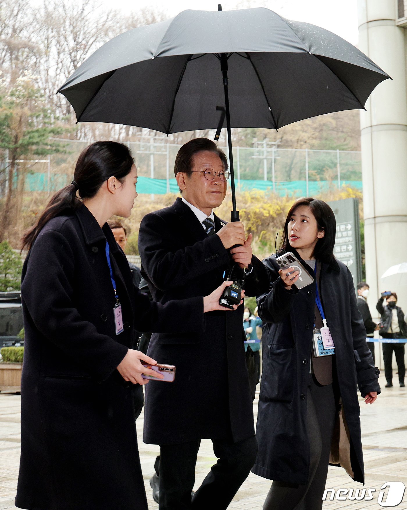 이재명 더불어민주당 대표가 29일 오전 서울 서초구 서울중앙지법에서 열린 &#39;대장동 배임·성남FC 뇌물&#39; 관련 특정범죄가중처벌등에관한법률위반&#40;뇌물&#41;등 1심 속행 공판에 출석하고 있다. 2024.3.29/뉴스1 ⓒ News1 장수영 기자