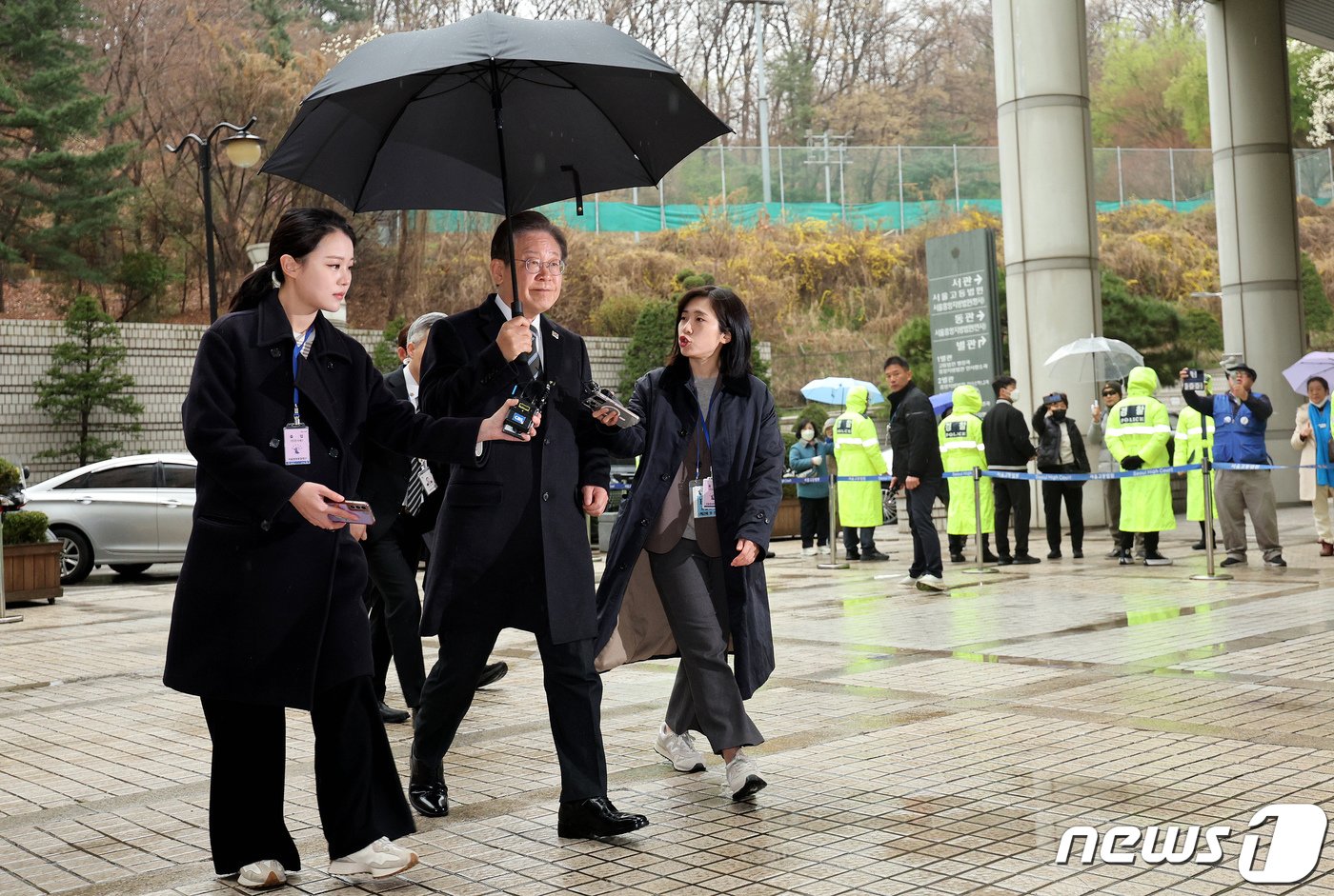 이재명 더불어민주당 대표가 29일 오전 서울 서초구 서울중앙지법에서 열린 &#39;대장동 배임·성남FC 뇌물&#39; 관련 특정범죄가중처벌등에관한법률위반&#40;뇌물&#41;등 1심 속행 공판에 출석하고 있다. 2024.3.29/뉴스1 ⓒ News1 장수영 기자