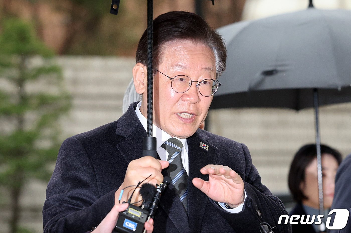 본문 이미지 - 이재명 더불어민주당 대표가 29일 오전 서울 서초구 서울중앙지법에서 열린 '대장동 배임·성남FC 뇌물' 관련 특정범죄가중처벌등에관한법률위반(뇌물)등 1심 속행 공판에 출석하며 취재진의 질문에 답하고 있다. 2024.3.29/뉴스1 ⓒ News1 장수영 기자