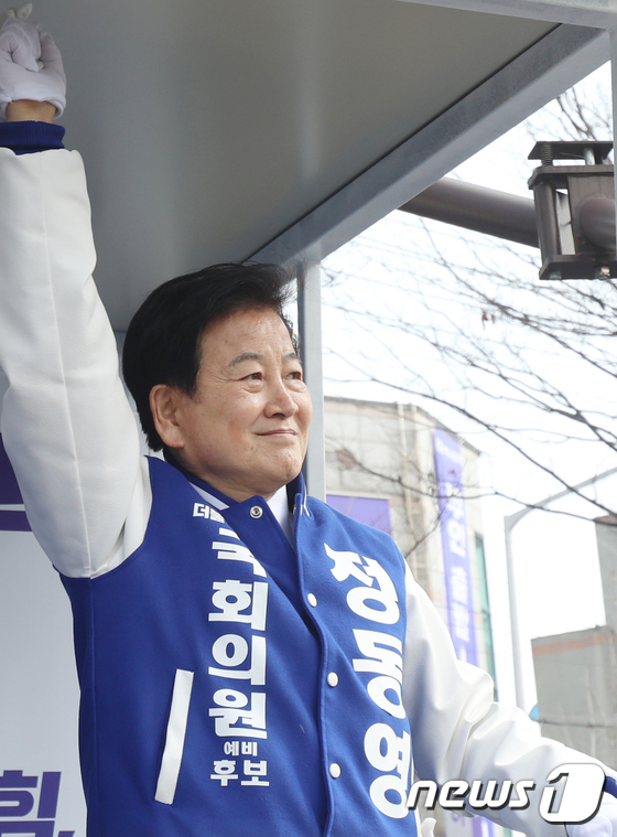 유권자들 향해 지지 호소하는 정동영