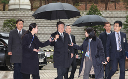 우산 들고 법정 향하는 이재명 대표