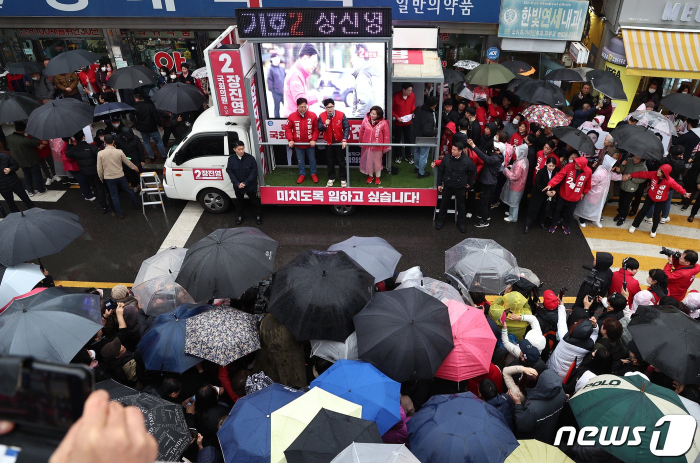 한동훈 국민의힘 비상대책위원장 겸 총괄선거대책위원장이 29일 오전 서울 동작구 성대시장에서 장진영&#40;동작구갑&#41;, 나경원&#40;동작구을&#41; 후보 지원유세를 하고 있다. 2024.3.29/뉴스1 ⓒ News1 구윤성 기자