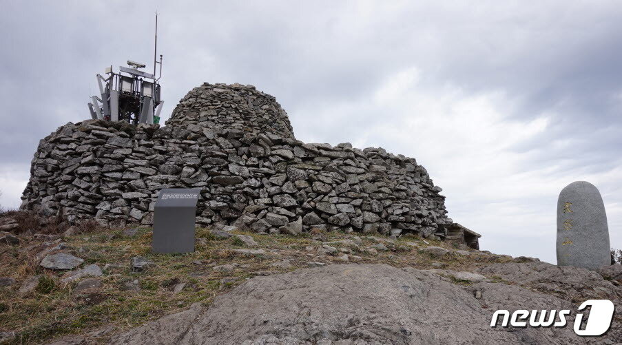 본문 이미지 - 첨찰산 정상의 봉수대. 2024.3.29 뉴스1 ⓒ News1 조영석 기자 