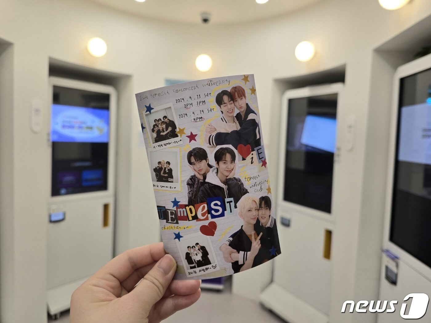 본문 이미지 - 프린팅박스 플래그샵을 찾아 이달 27일부터 프린팅박스에서 진행 중인 아이돌그룹 템페스트의 미공개 포토굿즈를 출력했다. ⓒ 뉴스1