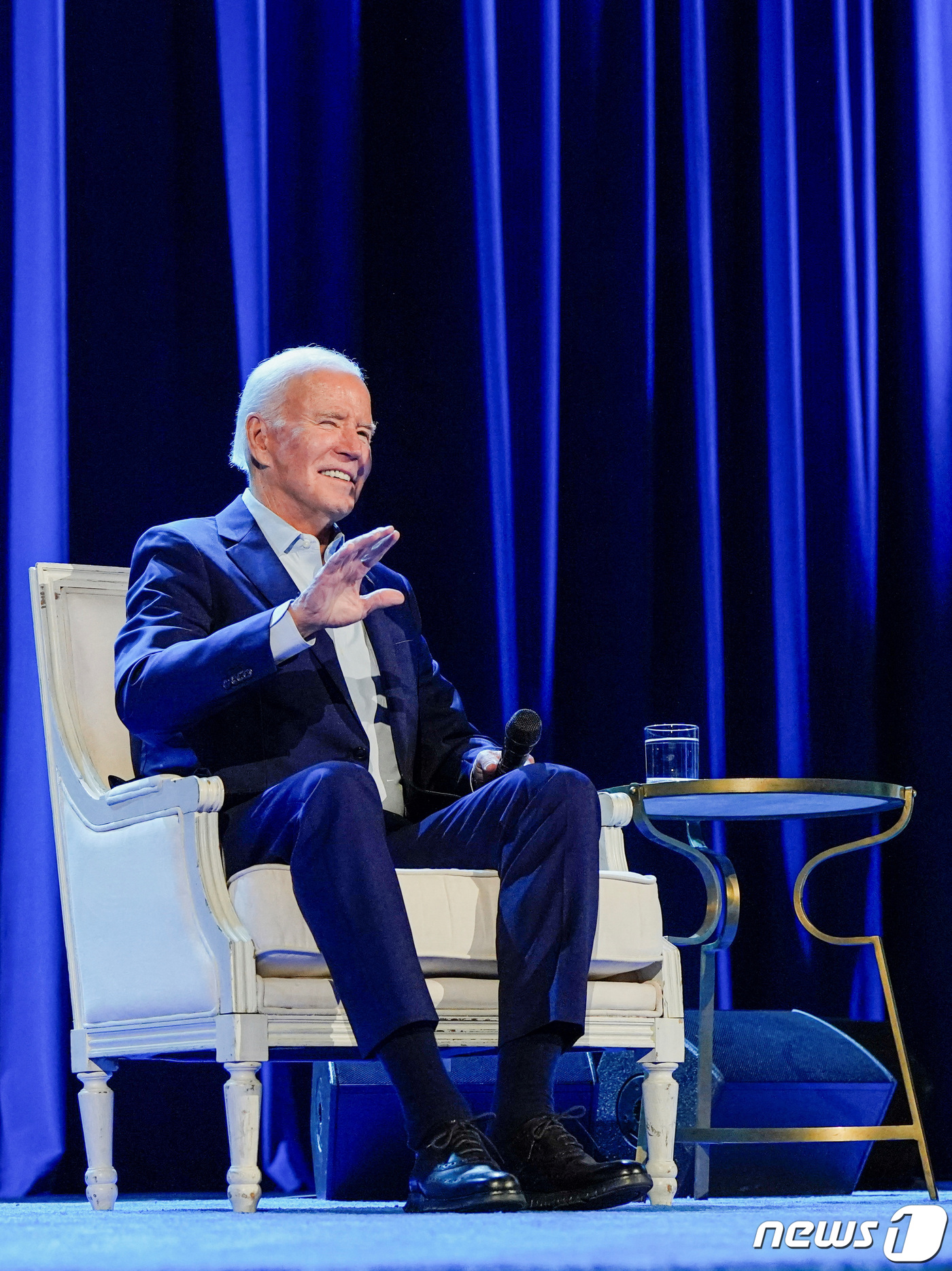 (뉴욕 로이터=뉴스1) 우동명 기자 = 조 바이든 미국 대통령이 28일(현지시간) 뉴욕 라디오 시티 뮤직 홀에서 열린 선거 모금 행사 중 ‘스티븐 콜베어의 심야 토크쇼’에 버락 오 …