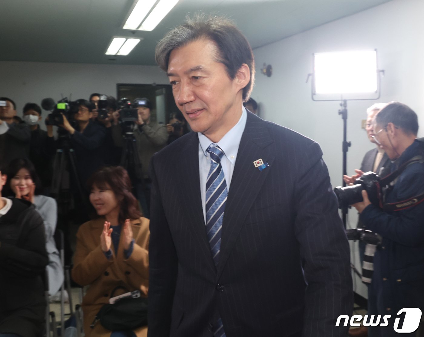 본문 이미지 - 조국 조국혁신당 대표가 29일 서울 여의도 중앙당사에서 열린 '파란불꽃펀드 참여자 감사의 만남' 행사에서 인사말을 하기 위해 발언대로 향하고 있다. 2024.3.29/뉴스1 ⓒ News1 송원영 기자