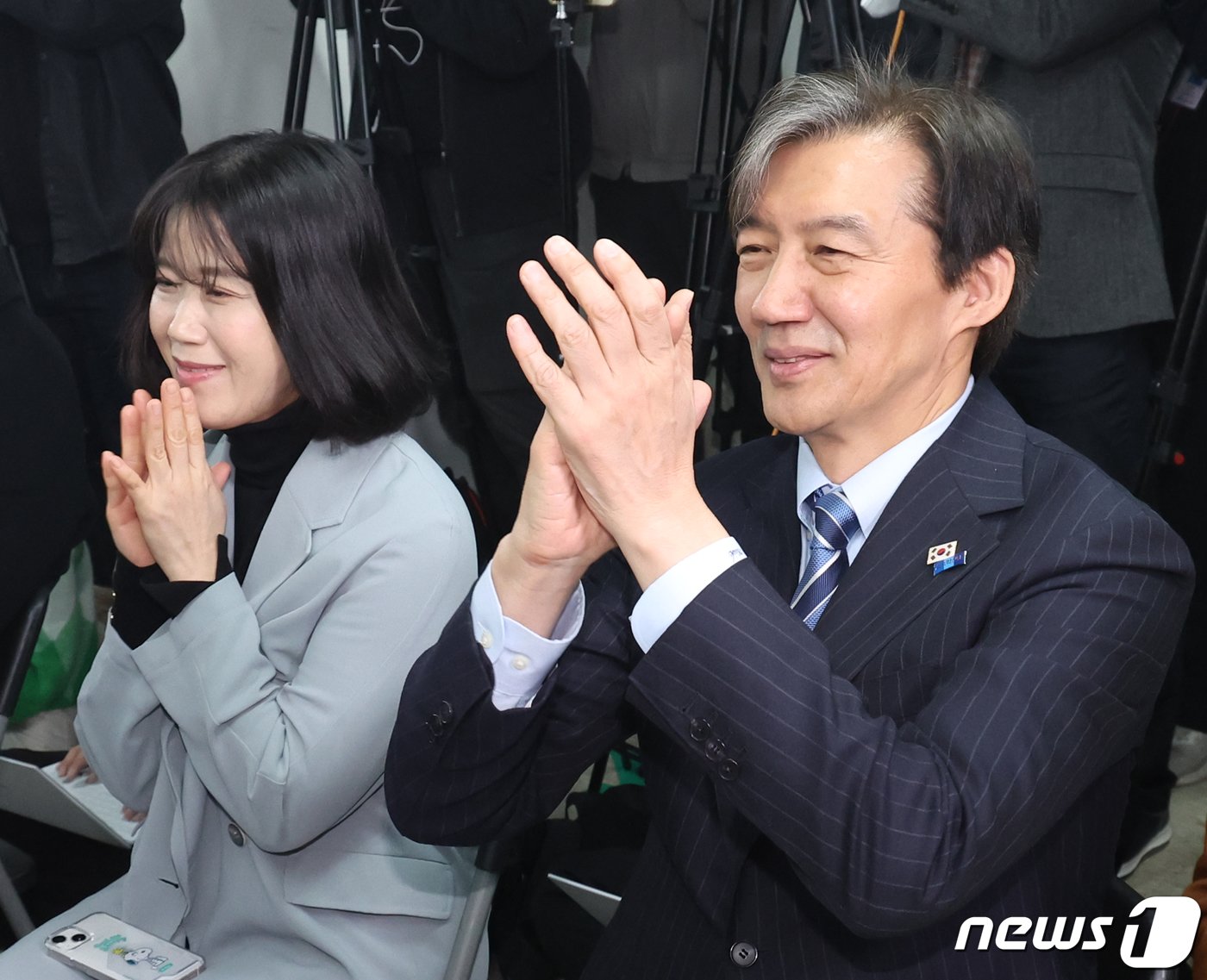 본문 이미지 - 조국 조국혁신당 대표가 29일 서울 여의도 중앙당사에서 열린 '파란불꽃펀드 참여자 감사의 만남' 행사에서 박수를 치고 있다. 2024.3.29/뉴스1 ⓒ News1 송원영 기자