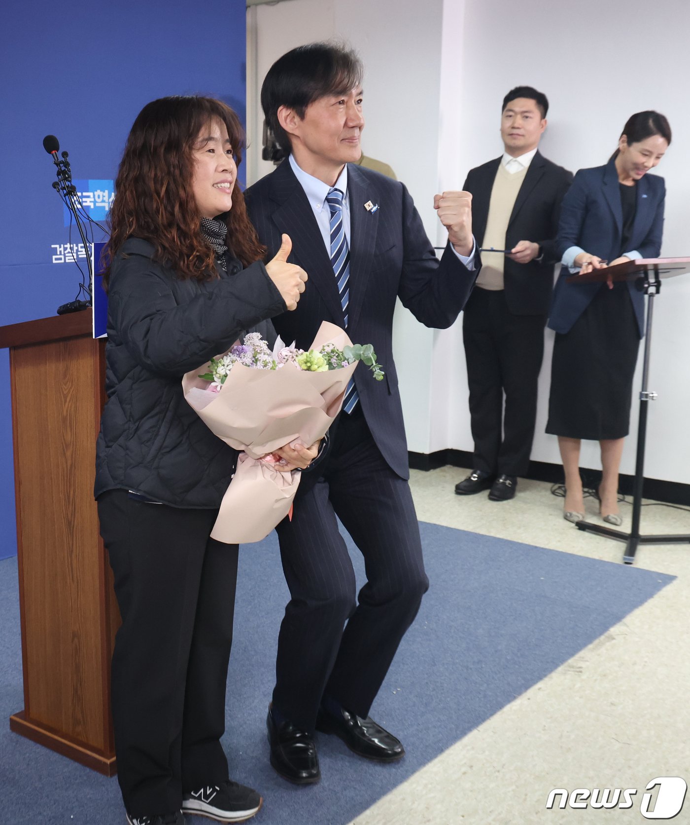 조국 조국혁신당 대표가 29일 서울 여의도 중앙당사에서 열린 &#39;파란불꽃펀드 참여자 감사의 만남&#39; 행사에서 펀드 참여자와의 기념촬영을 위해 몸을 낮추고 있다. 2024.3.29/뉴스1 ⓒ News1 송원영 기자