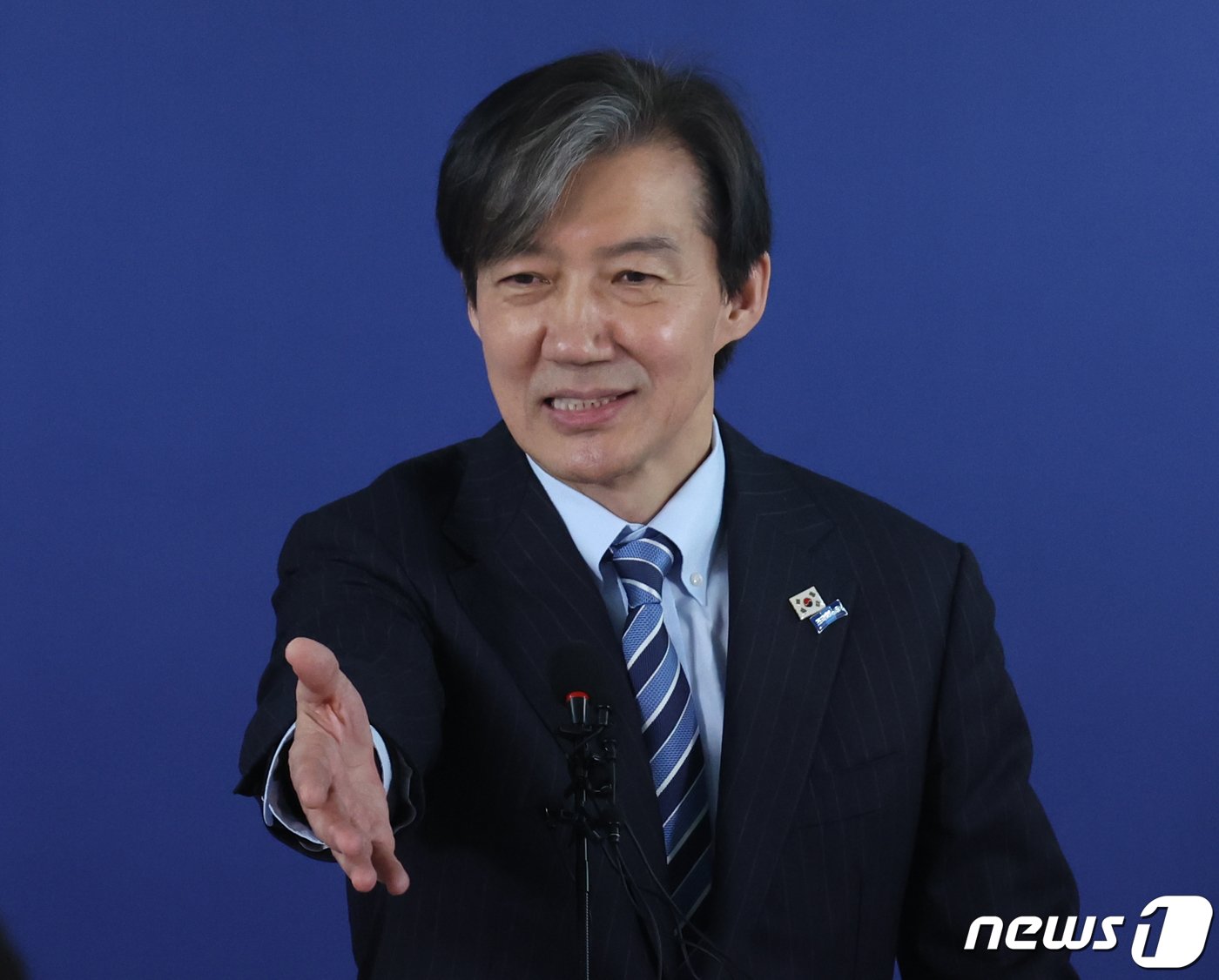 본문 이미지 - 조국 조국혁신당 대표가 29일 서울 여의도 중앙당사에서 열린 '파란불꽃펀드 참여자 감사의 만남' 행사에서 취재진의 질문을 받고 있다. 2024.3.29/뉴스1 ⓒ News1 송원영 기자