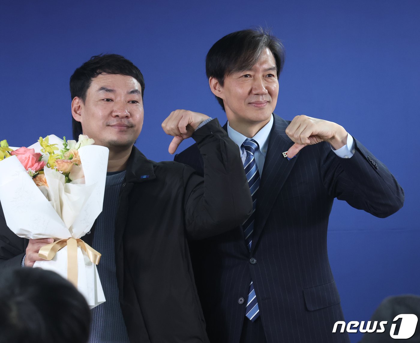 본문 이미지 - 조국 조국혁신당 대표가 29일 서울 여의도 중앙당사에서 열린 '파란불꽃펀드 참여자 감사의 만남' 행사에서 펀드 참여자와 함께 손으로 '기호 9번'을 표현하고 있다. 2024.3.29/뉴스1 ⓒ News1 송원영 기자