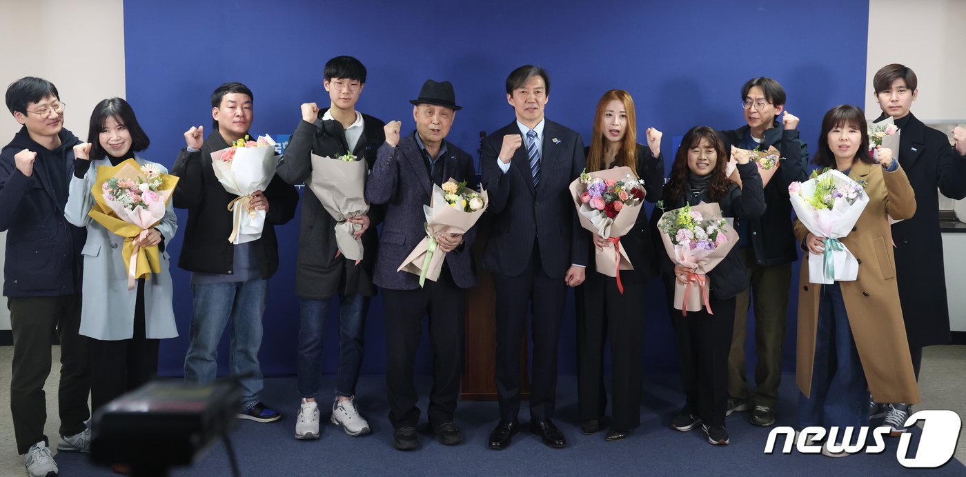 본문 이미지 - 조국 조국혁신당 대표가 29일 서울 여의도 중앙당사에서 열린 '파란불꽃펀드 참여자 감사의 만남' 행사에서 펀드 참여자와 함께 기념촬영을 하고 있다. 2024.3.29/뉴스1 ⓒ News1 송원영 기자