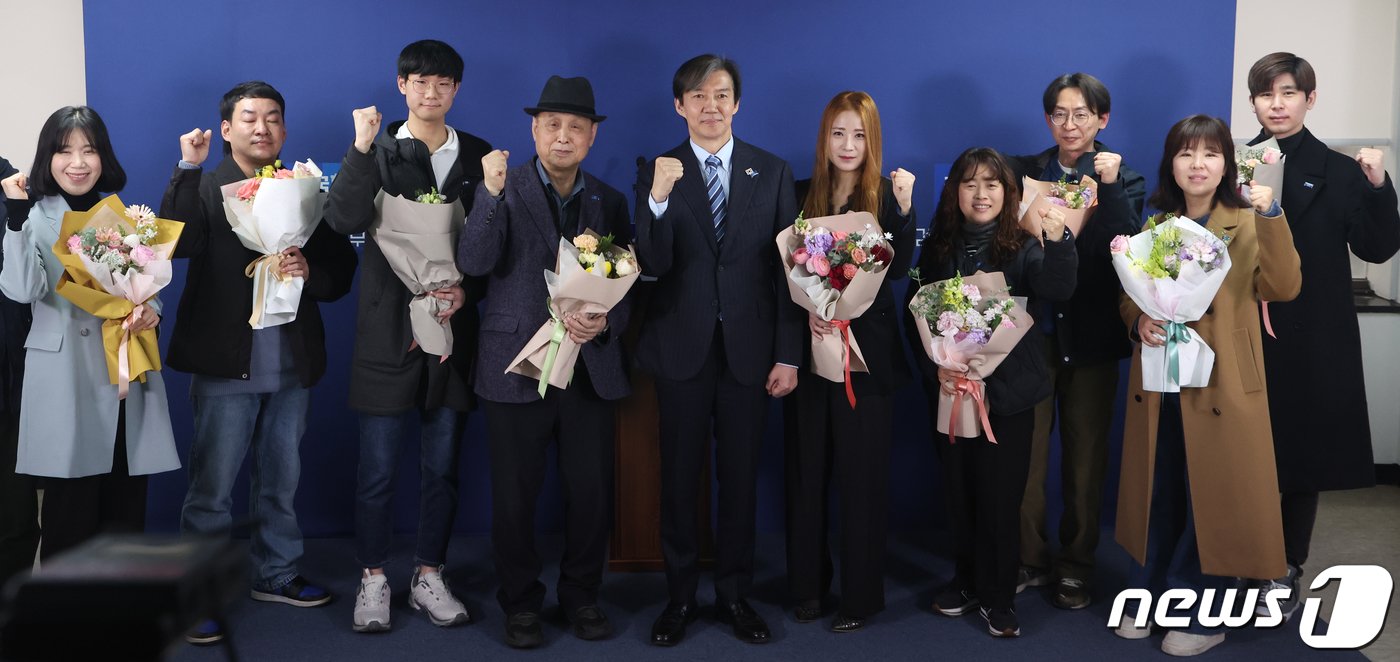 조국 조국혁신당 대표가 29일 서울 여의도 중앙당사에서 열린 &#39;파란불꽃펀드 참여자 감사의 만남&#39; 행사에서 펀드 참여자와 함께 기념촬영을 하고 있다. 2024.3.29/뉴스1 ⓒ News1 송원영 기자