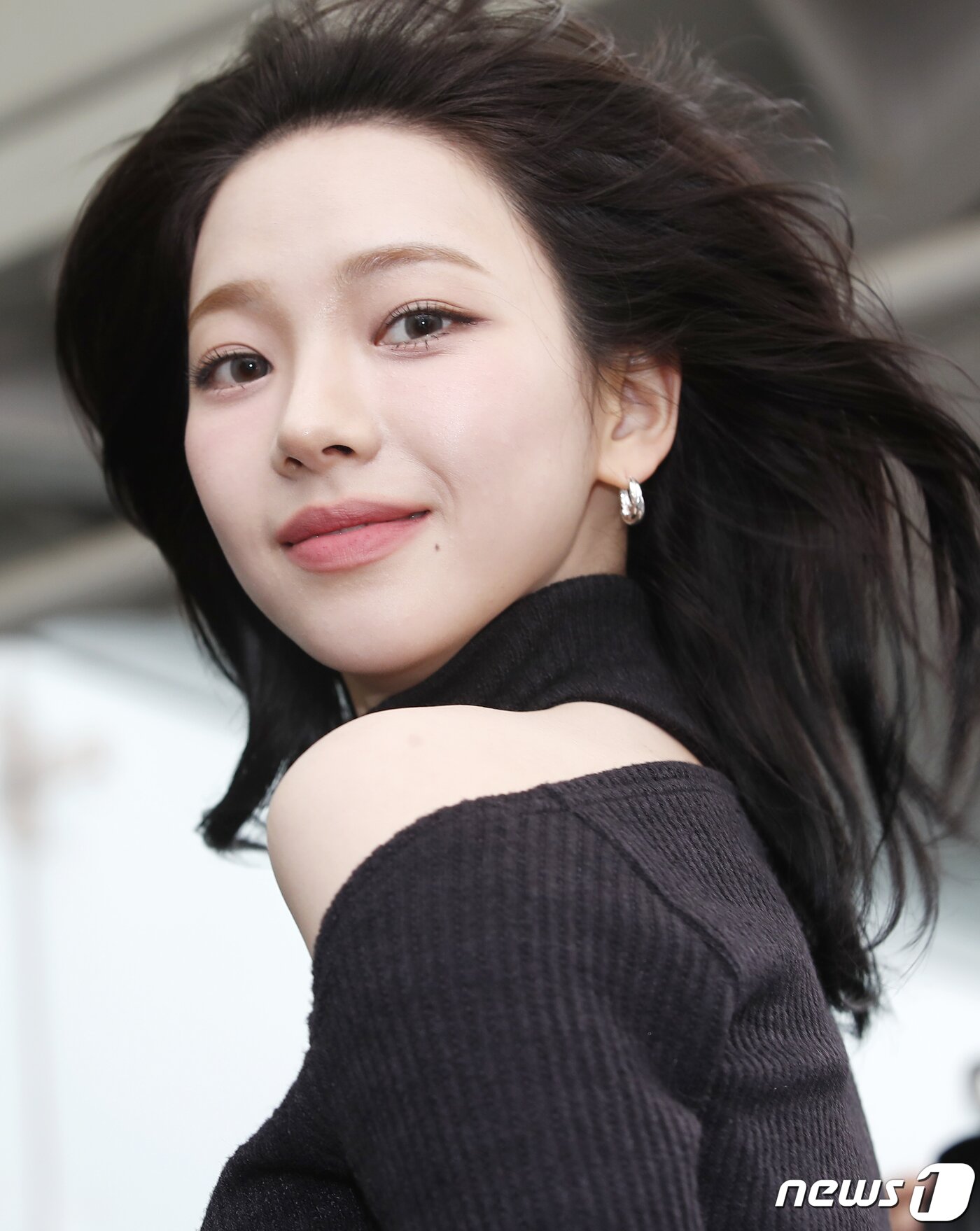 본문 이미지 - 에스파 카리나가 29일 해외 일정을 위해 인천국제공항을 통해 홍콩으로 출국하고 있다.  ⓒ News1 권현진 기자