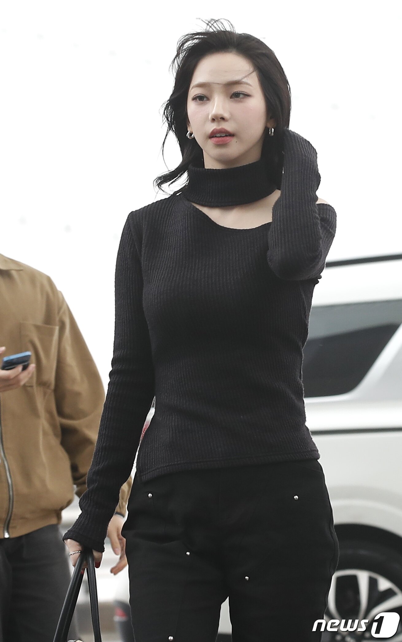 본문 이미지 - 에스파 카리나가 29일 해외 일정을 위해 인천국제공항에 도착해 홍콩으로 출국하고 있다. ⓒ News1 권현진 기자