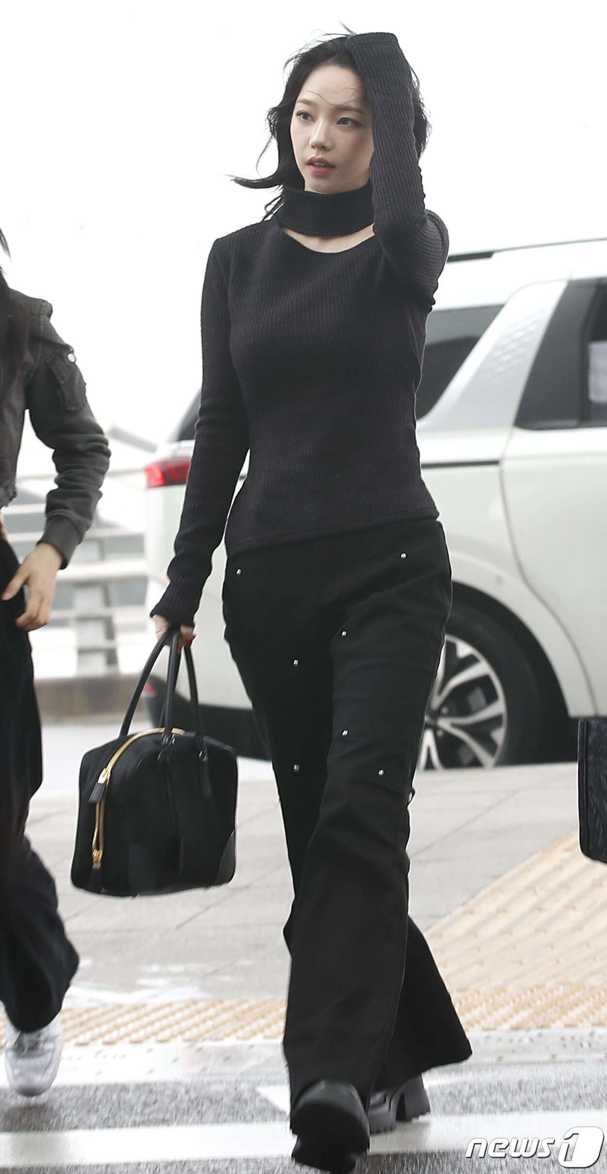 본문 이미지 - 에스파 카리나가 29일 해외 일정을 위해 인천국제공항에 도착해 홍콩으로 출국하고 있다. ⓒ News1 권현진 기자