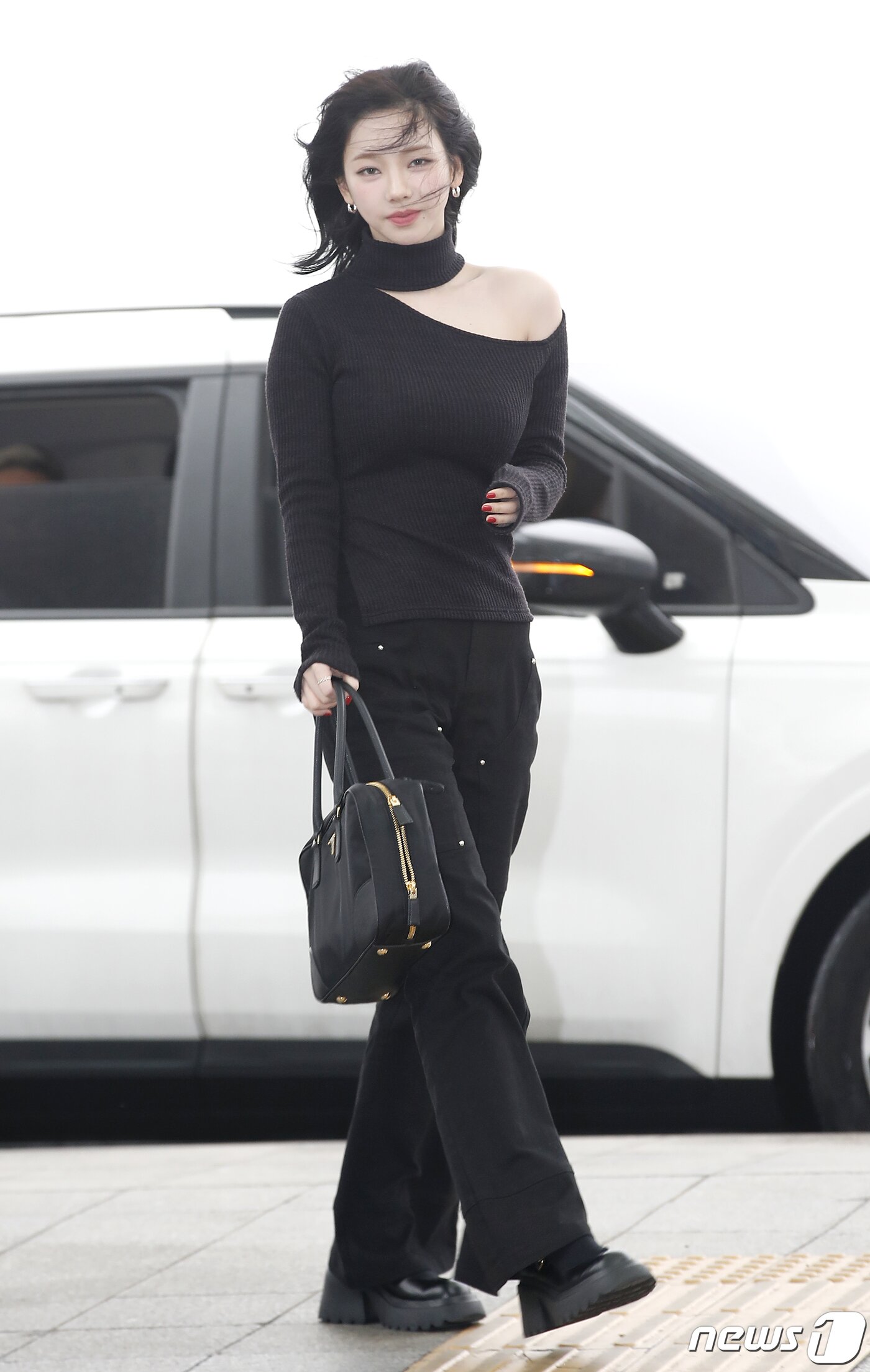 본문 이미지 - 에스파 카리나가 29일 해외 일정을 위해 인천국제공항에 도착해 홍콩으로 출국하고 있다. ⓒ News1 권현진 기자