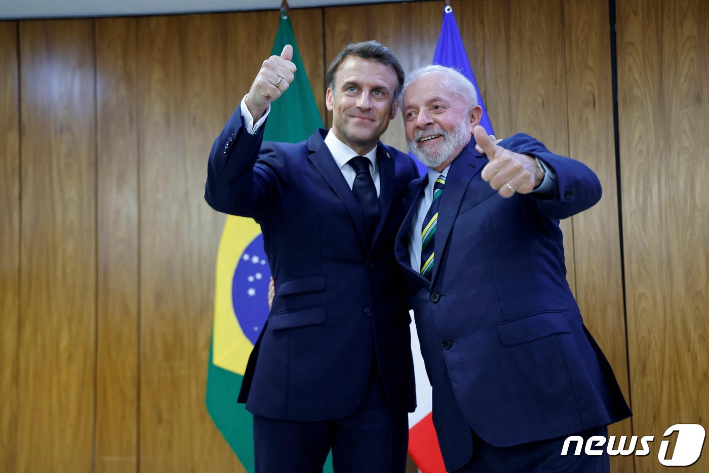 (브라질리아 AFP=뉴스1) 우동명 기자 = 에마뉘엘 마크롱 프랑스 대통령이 28일(현지시간) 브라질리아의 플라날투 대통령궁에서 루이스 이나시우 룰라 다 시우바 브라질 대통령과 협 …