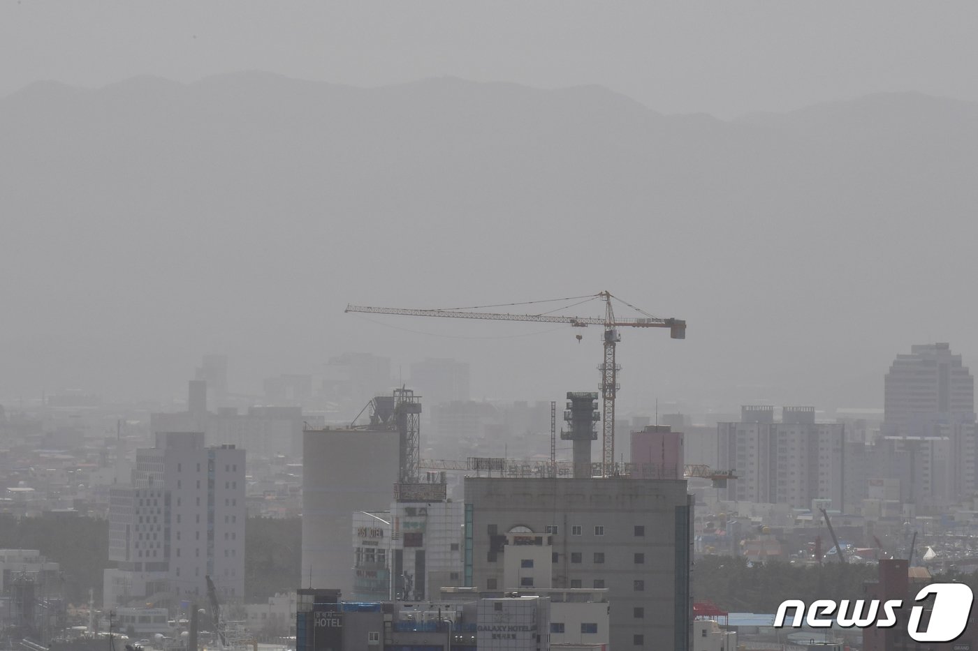 수도권 일대에 황사경보가 발령된 29일 경북 포항시 전역이 누런색 먼지에 뒤덮여 있다. 이날 포항지역 미세먼지 농도는 194㎍/m&sup3;로 매우나쁨 수준이다. 2024.3.29/뉴스1 ⓒ News1 최창호 기자