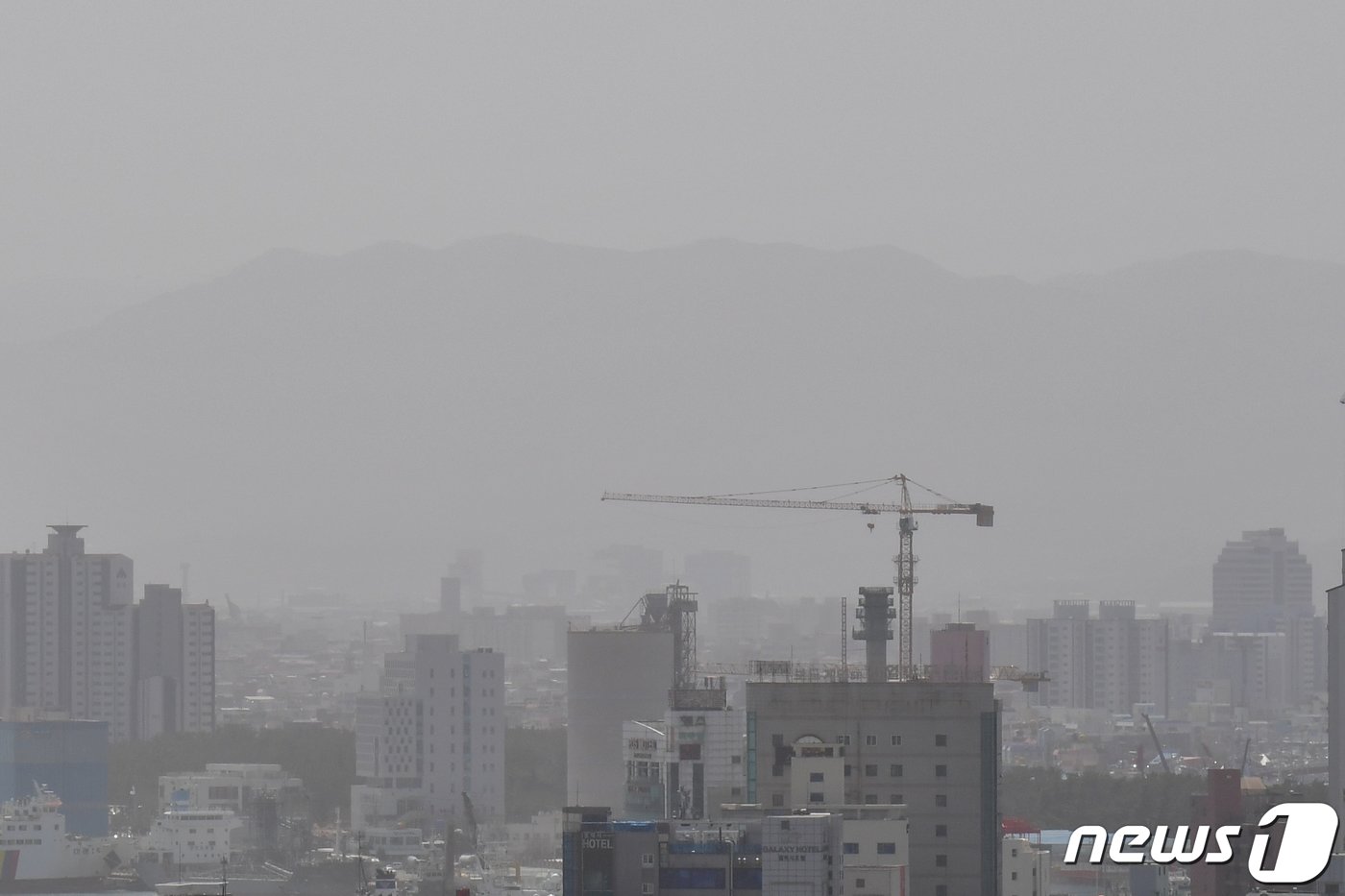 수도권 일대에 황사경보가 발령된 29일 경북 포항시 전역이 누런색 먼지에 뒤덮여 있다. 이날 포항지역 미세먼지 농도는 194㎍/m&sup3;로 매우나쁨 수준이다. 2024.3.29/뉴스1 ⓒ News1 최창호 기자