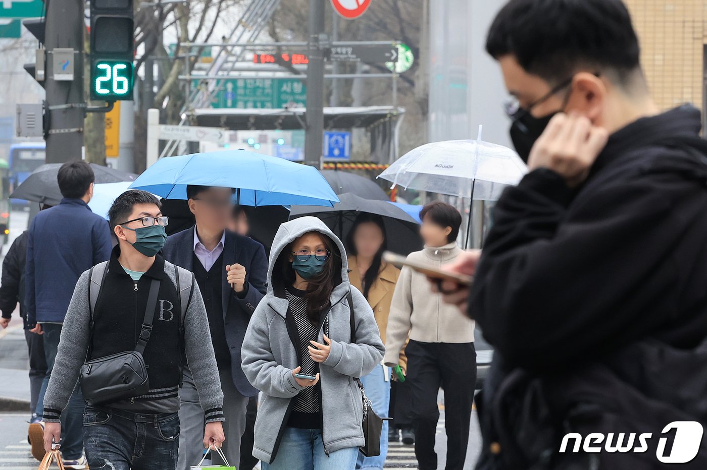 올 봄 최악의 미세먼지 농도를 보이며 ‘황사비’가 내린 29일 오후 서울 종로구 종로구 광화문 네거리에서 우산과 마스크를 착용한 시민들이 발걸음을 옮기고 있다. 2024.3.29/뉴스1 ⓒ News1 김진환 기자