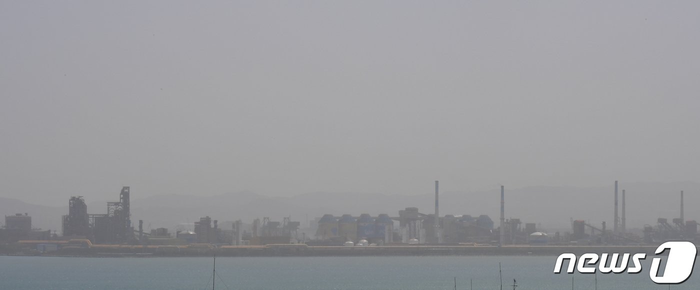 수도권 일대에 황사경보가 발령된 29일 경북 포항시 전역이 누런색 먼지에 뒤덮여 있다. 이날 포항지역 미세먼지 농도는 194㎍/m&sup3;로 매우나쁨 수준이다. 2024.3.29/뉴스1 ⓒ News1 최창호 기자