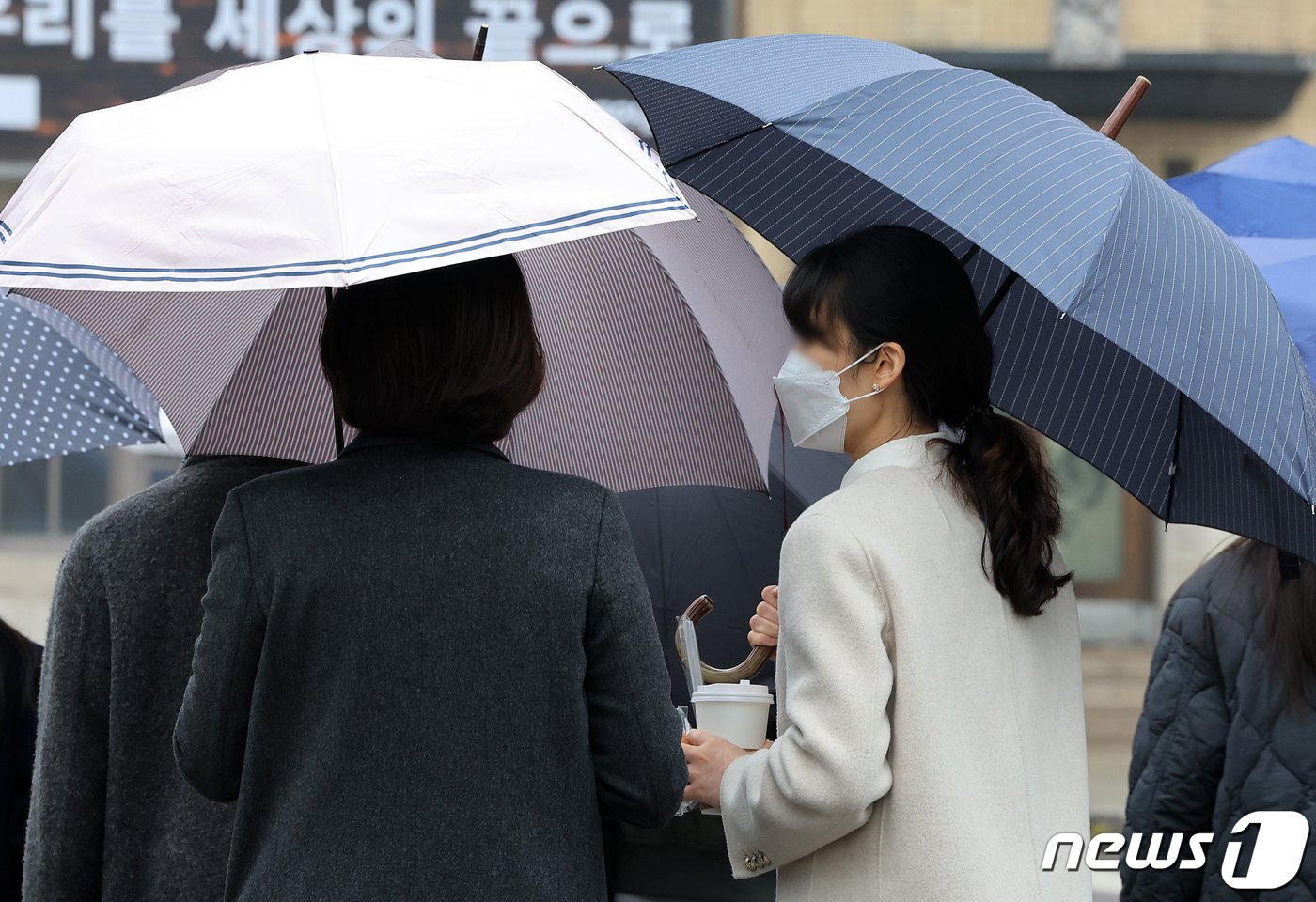 올 봄 최악의 미세먼지 농도를 보이며 ‘황사비’가 내린 29일 오후 서울 종로구 종로구 광화문 네거리에서 우산과 마스크를 착용한 시민들이 발걸음을 옮기고 있다. 2024.3.29/뉴스1 ⓒ News1 김진환 기자