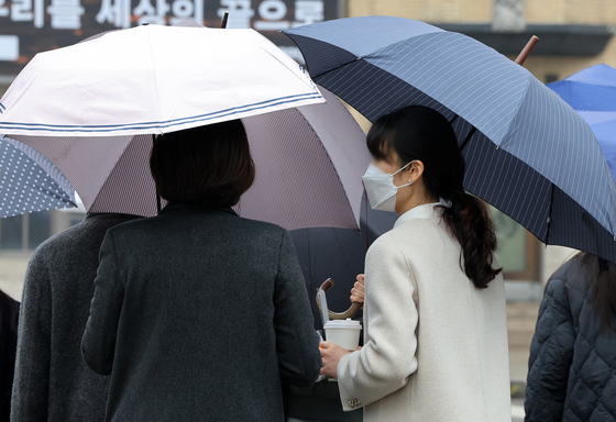 출근길 '황사비' 주의…오후부터 차차 맑아져[오늘날씨]