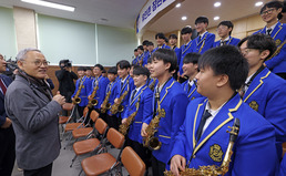 동원중 색소폰 오케스트라 학생들 격려하는 유인촌 장관
