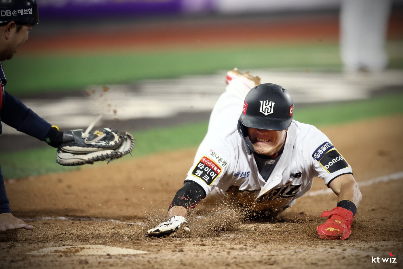 본문 이미지 - KT 천성호가 28일 두산전에서 9회말 끝내기 득점에 성공하고 있다. (KT 제공)