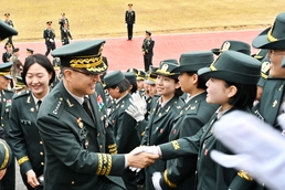 박안수 육군참모총장 '임관을 축하합니다'