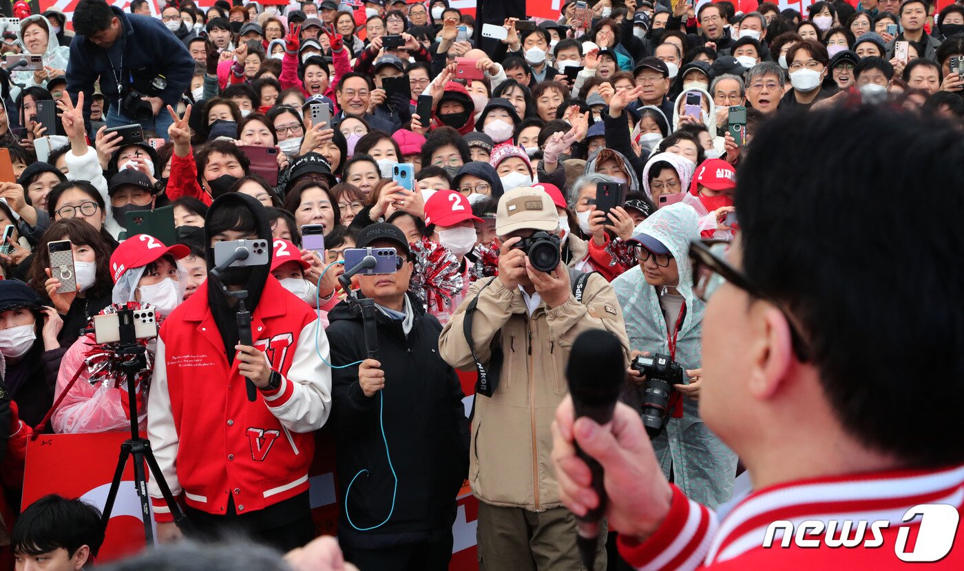 본문 이미지 - 한동훈 국민의힘 총괄선거대책위원장이 29일 경기도 안양시 만안구 안양 삼덕공원에서 열린 '국민의힘으로 안양살리기' 집중유세에서 연설하고 있다. (공동취재) 2024.3.29/뉴스1 ⓒ News1 김영운 기자