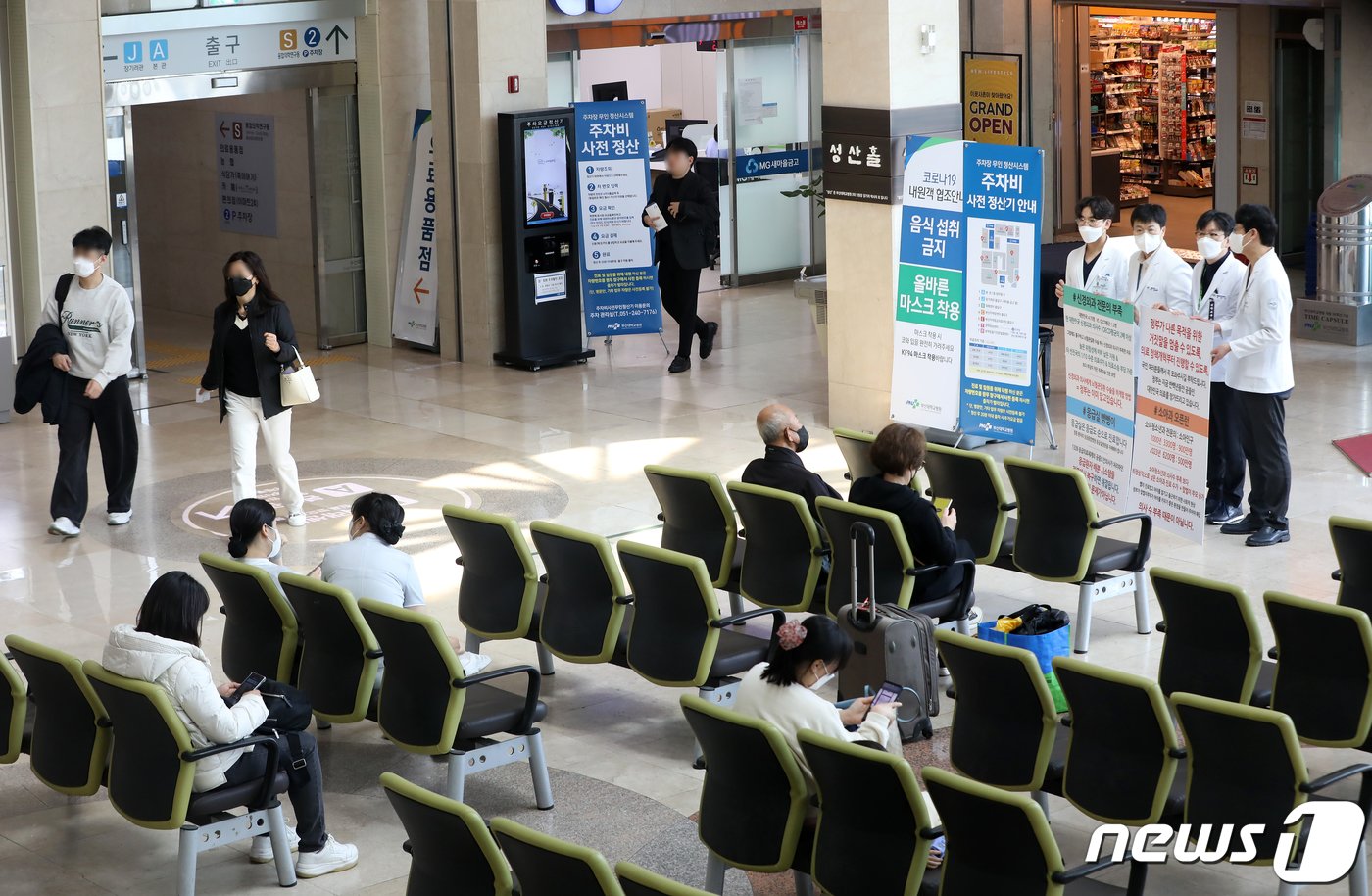 29일 오후 부산 서구 부산대병원에서 신용범 재활의학과 교수를 비롯한 부산대병원 교수들이 정부의 의대증원 방침에 반대하며 피켓 시위를 벌이고 있다. 신 교수는 피켓에 △신경외과 전문의 부족 △응급실 뺑뺑이 △소아과 오픈런 등 정부가 의대 증원을 주장하는 근거에 대한 반박과 의료현장의 문제점을 담았다. 2024.3.29/뉴스1 ⓒ News1 윤일지 기자