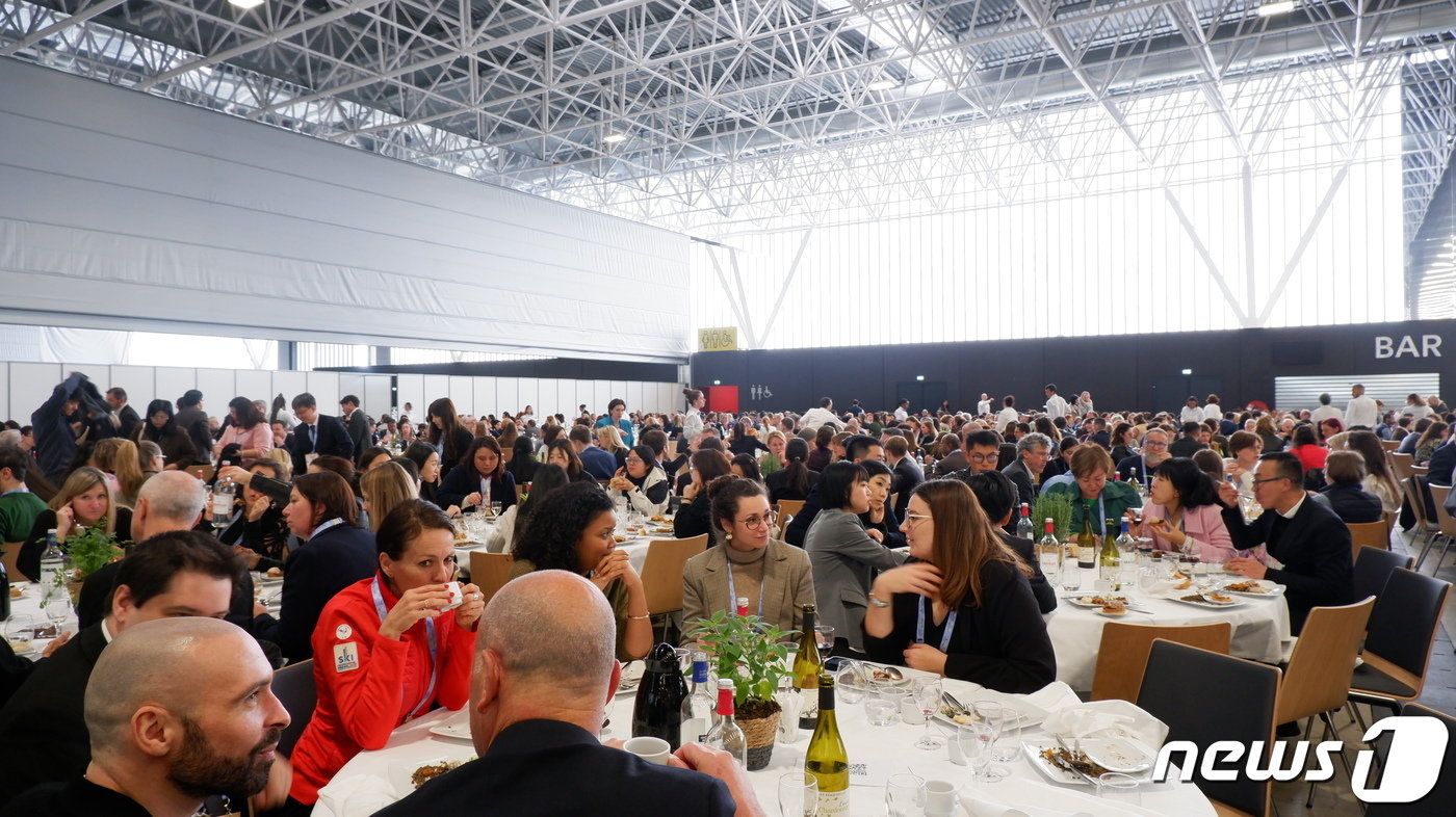 본문 이미지 - 박람회장에 마련한 점심 식사 공간ⓒ News1 윤슬빈 기자