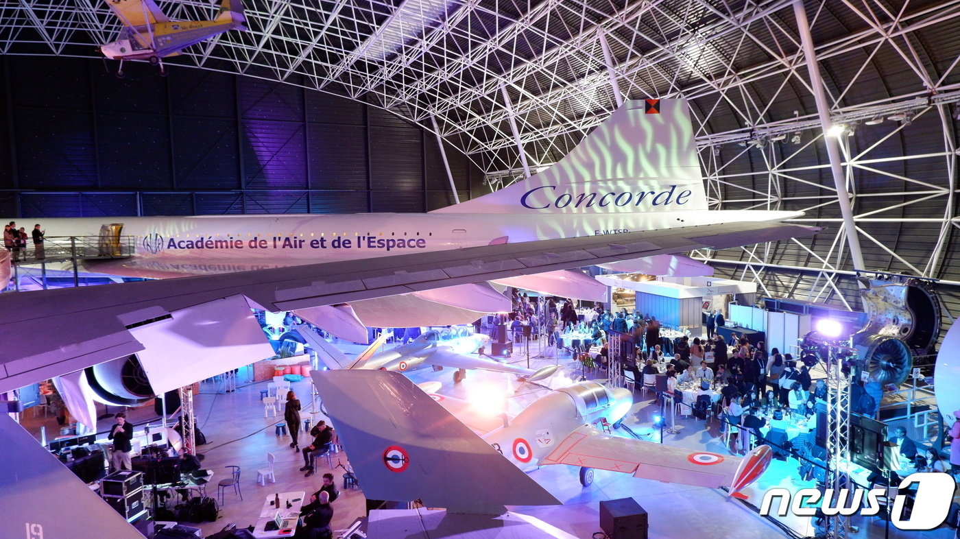 본문 이미지 - 지난 25일 저녁 툴루즈 아에로스코피아 항공 우주 박물관에서 열린 랑데부 프랑스 2024 사전 행사. 전설의 항공기 콩코드를 볼 수 있다.ⓒ News1 윤슬빈 기자