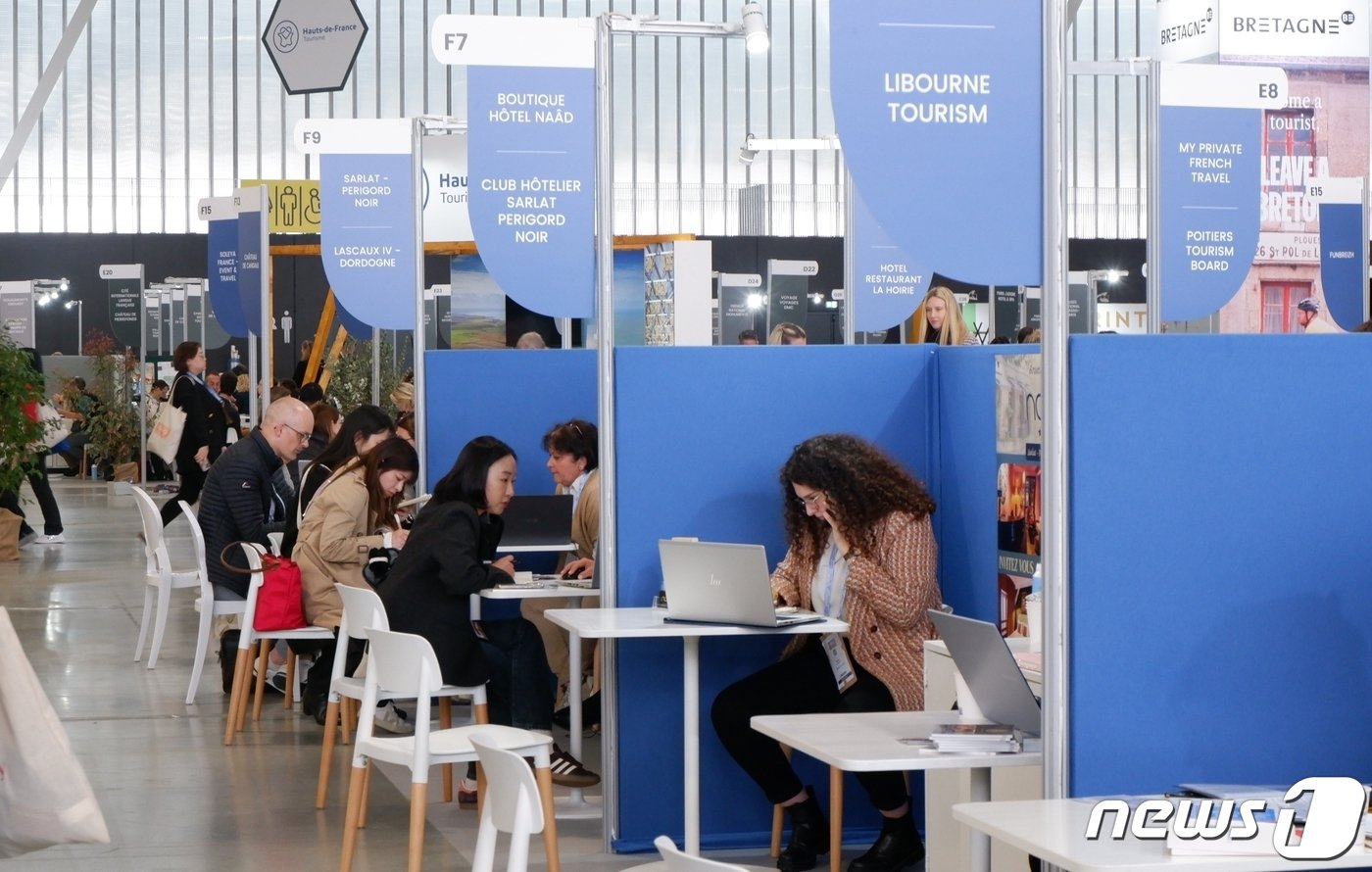 본문 이미지 - 해외 각국 관광업계 관계자들이 각 부스를 찾아 상담을 하고 있는 모습. 한국 관광업계 관계자들의 모습도 보인다.ⓒ News1 윤슬빈 기자