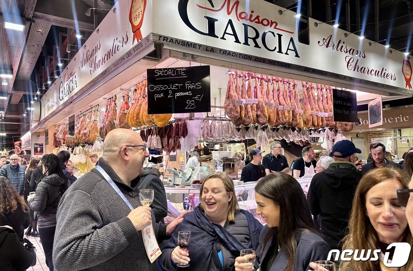 본문 이미지 - 26일 밤 빅토르 위고 시장에서 열린 저녁 행사. 무한정으로 제공되는 와인과 온갖 요리들로 참여객들이 행복한 웃음을 짓고 있다.ⓒ News1 윤슬빈 기자