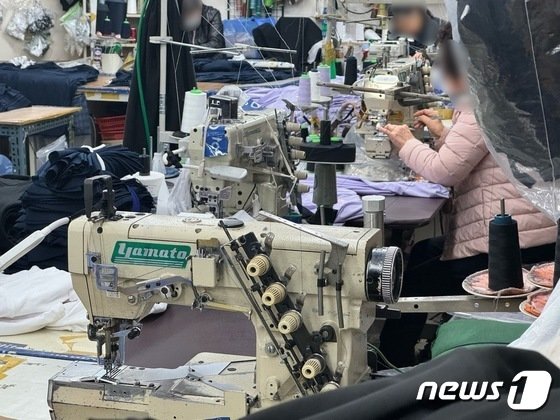 본문 이미지 - 서울 동대문구에 위치한 한 봉제 소공인 공장에서 직원들이 작업을 하고 있다. ⓒ 뉴스1 김형준 기자