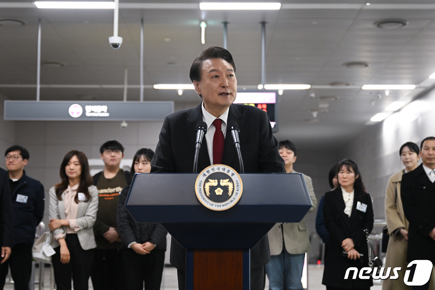 (서울=뉴스1) 오대일 기자 = 윤석열 대통령이 29일 서울 강남구 수서역에서 열린 수도권광역급행철도(GTX) A노선 수서-동탄 구간 개통 기념식에서 기념사를 하고 있다. (대통령 …