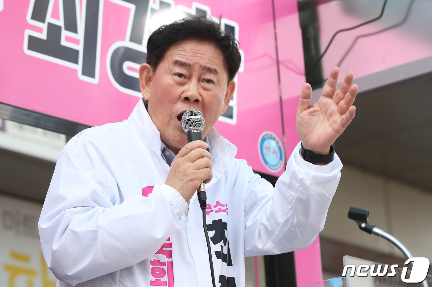 본문 이미지 - 제22대 국회의원선거 경북 경산시에 출마한 최경환 무소속 후보가 29일 오후 경산시 하양읍 오일장을 맞아 하양꿈바우시장 앞 선거유세에서 연설하고 있다. 2024.3.29/뉴스1 ⓒ News1 공정식 기자