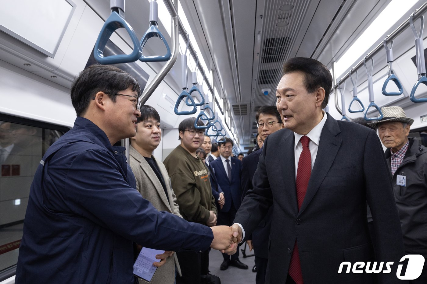 본문 이미지 - 윤석열 대통령이 서울 강남구 수서역에서 열린 수도권광역급행철도&#40;GTX&#41; A노선 수서-동탄 구간 개통 기념식을 마친 후 동탄역행 열차에 탑승해 시민들과 인사를 나누고 있다. &#40;대통령실 제공&#41; 2024.3.29/뉴스1 ⓒ News1 오대일 기자